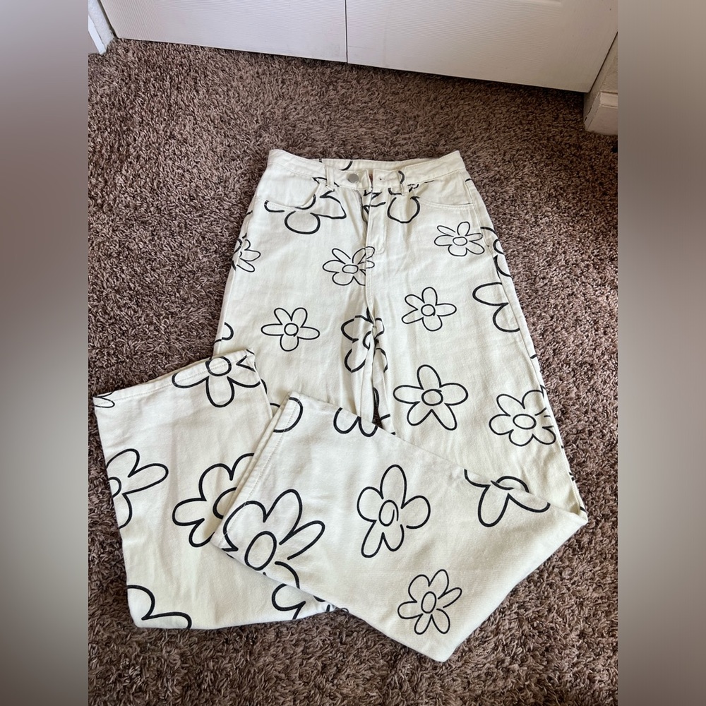 Bailey Rose Cream Black Flower Outlines Print bootleg cut jeans High Waisted XS